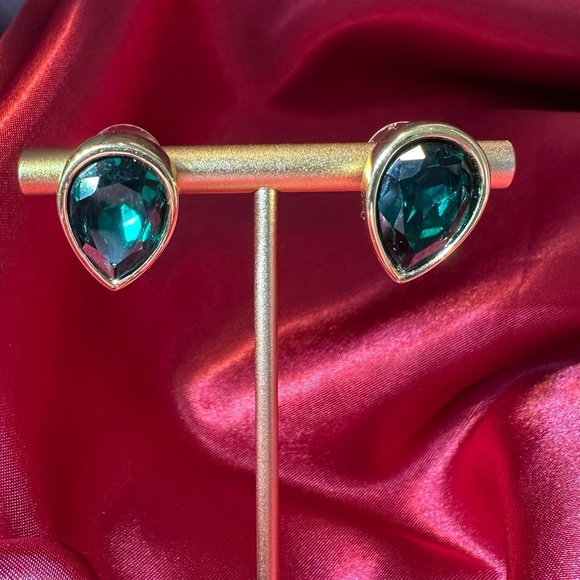 Vintage Avon S.A.L. Emerald Green Teardrop Earrings – 1980s Statement Studs - Picture 5 of 12